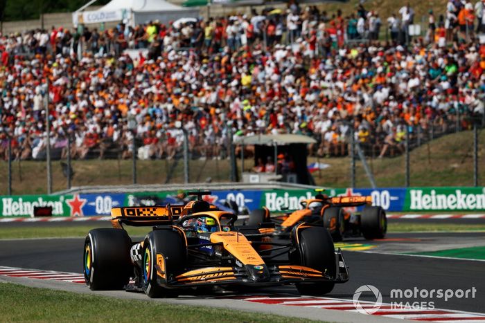 Oscar Piastri, McLaren MCL38, lidera Lando Norris, McLaren MCL38