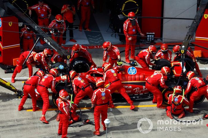 Carlos Sainz, Ferrari SF-24, hace una parada en boxes