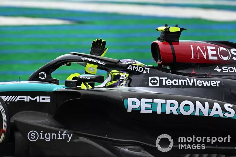 Lewis Hamilton, Mercedes F1 W15, salue les fans à la fin de la FP1