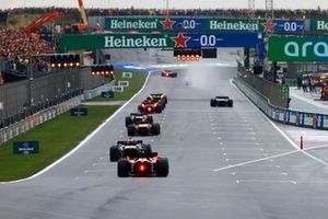 Los pilotos llegan a la parrilla para los procedimientos de salida de los entrenamientos al final de la FP3