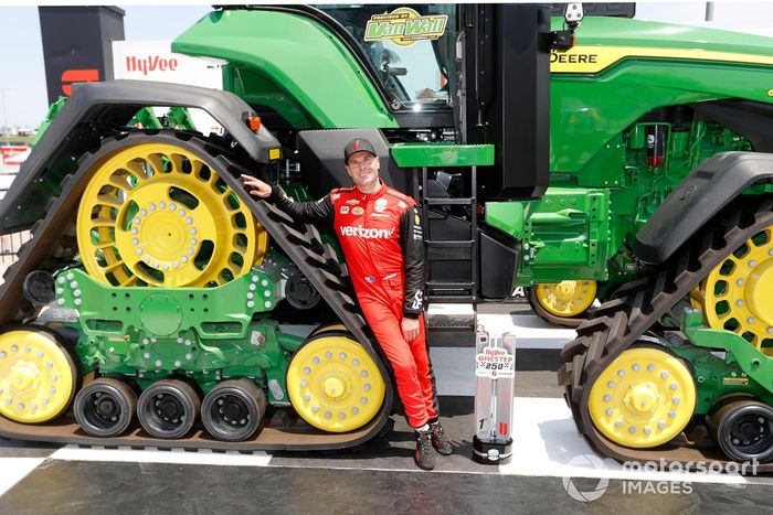 Will Power, Team Penske Chevrolet celebra con un tractor gigante