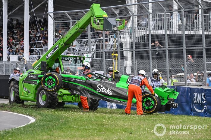 Los comisarios retiran el coche de Zhou Guanyu, Stake F1 Team Kick Sauber C44, tras chocar durante los entrenamientos libres. 