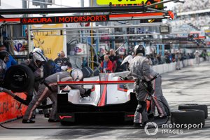 #7 Acura Team Penske Acura DPi, DPi: Helio Castroneves, Ricky Taylor, Alexander Rossi, pit stop