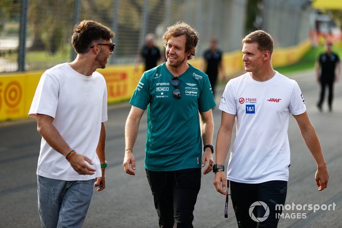 Pierre Gasly, Scuderia AlphaTauri, Sebastian Vettel, Aston Martin, Mick Schumacher, Haas F1 Team, en el paseo al circuito