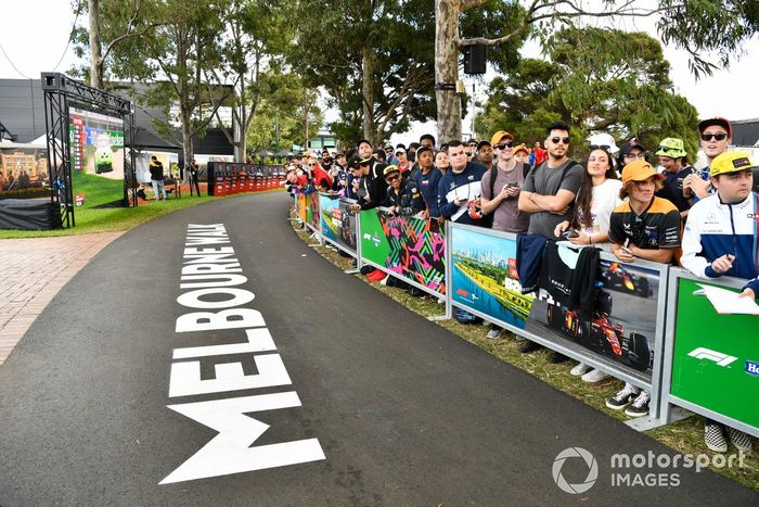 Aficionados esperando para los autógrafos