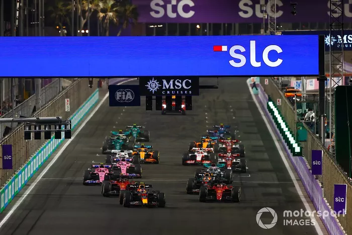 Arrancada Sergio Pérez, Red Bull Racing RB18, Charles Leclerc, Ferrari F1-75, Max Verstappen, Red Bull Racing RB18, Carlos Sainz Jr.