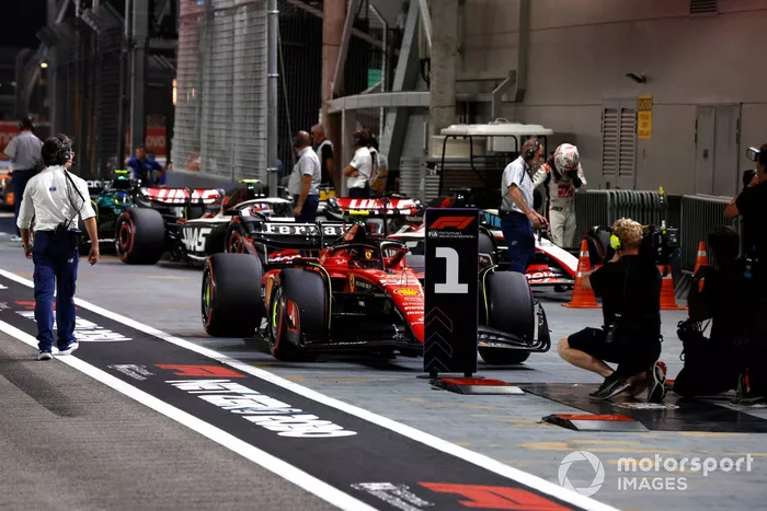 El hombre de la pole Carlos Sainz, Ferrari SF-23, llega al Parc Ferme