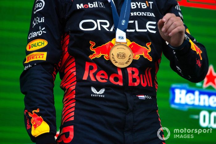 Max Verstappen, Red Bull Racing, 1ª posición, luciendo su medalla de ganador de la FIA en el podio.