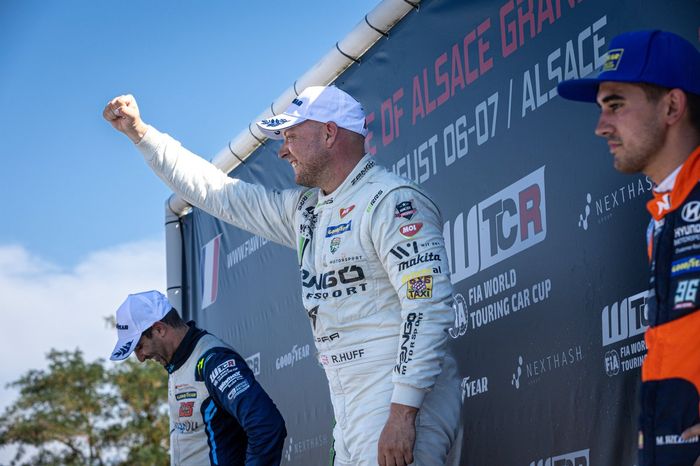 Podio: El ganador de la carrera Rob Huff, Zengo Motorsport, CUPRA León Competición