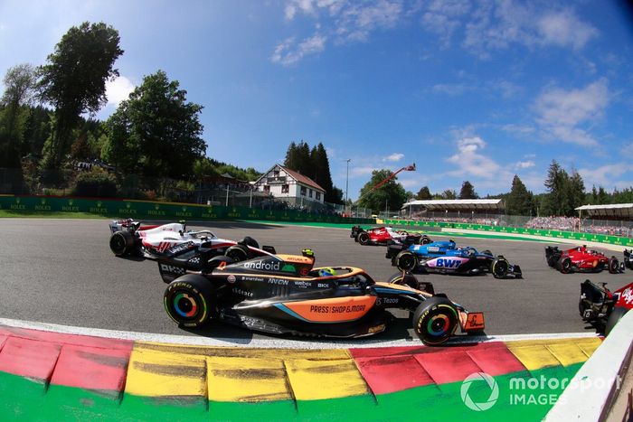 Esteban Ocon, Alpine A522, Lando Norris, McLaren MCL36, Mick Schumacher, Haas VF-22, en la salida