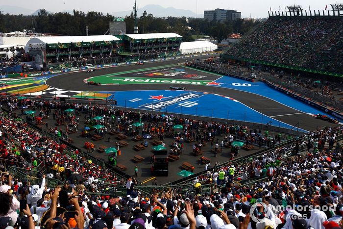 Max Verstappen, Red Bull Racing RB18, Lewis Hamilton, Mercedes W13, Sergio Pérez, Red Bull Racing RB18