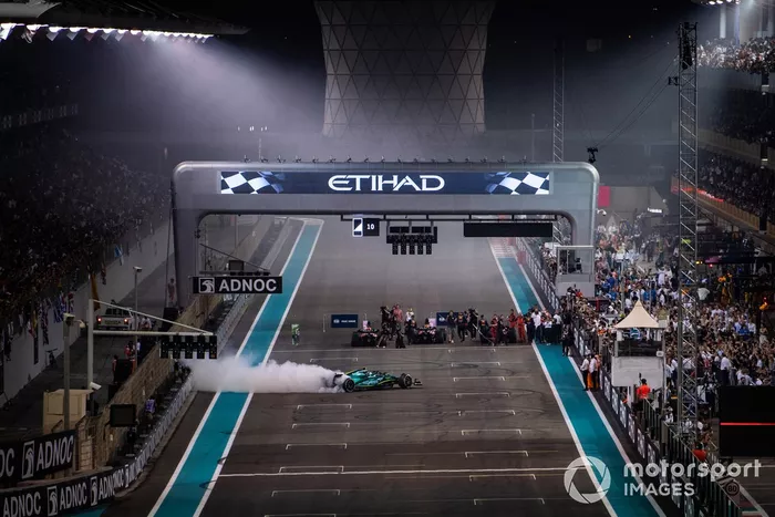 Sebastian Vettel, Aston Martin AMR22, realiza donuts en la parrilla para celebrar su última carrera en la F1