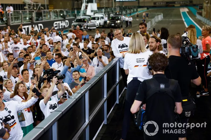 Sebastian Vettel, Aston Martin, se une a los miembros del equipo y a los buenos deseos como parte de su despedida en su último Gran Premio