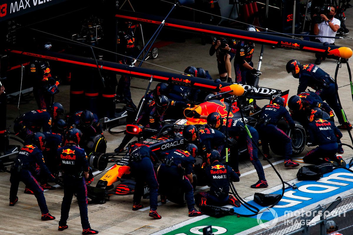 Max Verstappen, Red Bull Racing RB16B, cumple una parada en pits.