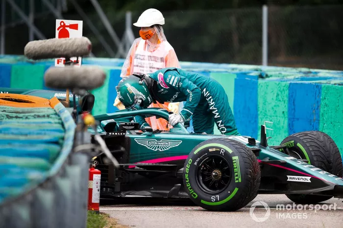 Lance Stroll, Aston Martin AMR21 se retira de la carrera