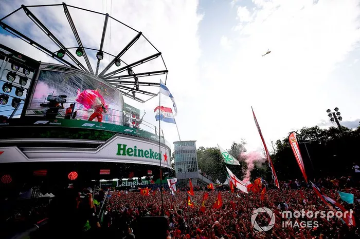 Podio: ganador de la carrera Charles Leclerc, Ferrari celebra con el trofeo