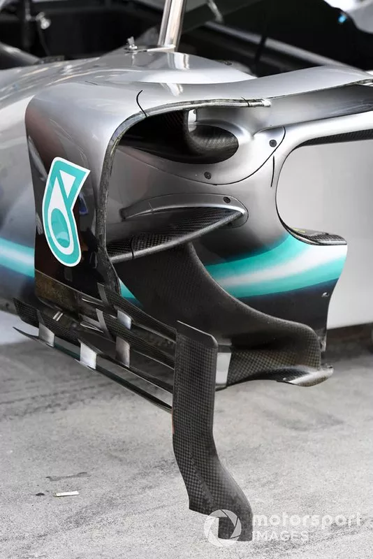 Detalle del pontón del Mercedes AMG F1 W10