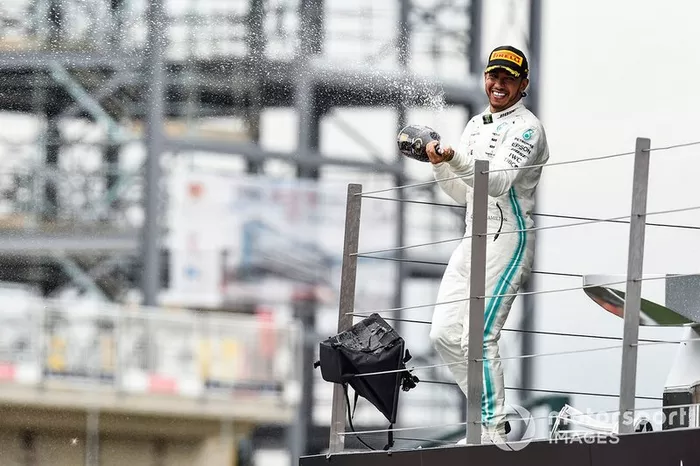 Il vincitore Lewis Hamilton, Mercedes AMG F1, festeggia sul podio