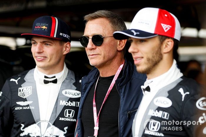 Max Verstappen, Red Bull Racing, el actor Daniel Craig, y Pierre Gasly, Red Bull Racing