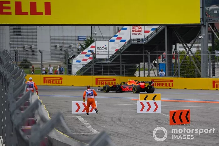 Marshal al lavoro, mentre passa Alex Albon, Red Bull RB15