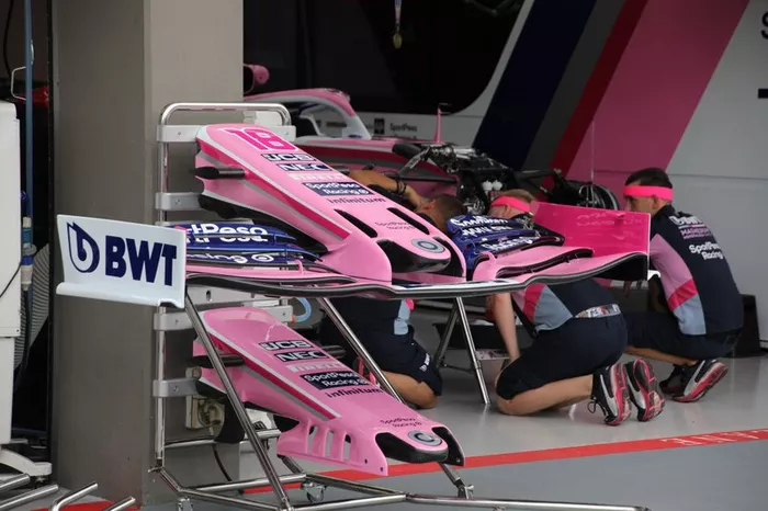 Racing Point RP19, asa dianteira