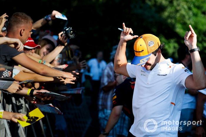 Carlos Sainz Jr. y McLaren con los fans en la sesión de autógrafos