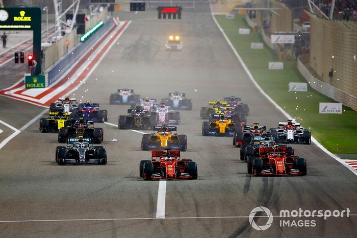 Sebastian Vettel, Ferrari SF90 precede Charles Leclerc, Ferrari SF90 alla partenza della gara, seguito da Valtteri Bottas, Mercedes AMG W10 e Lewis Hamilton, Mercedes AMG F1 W10 