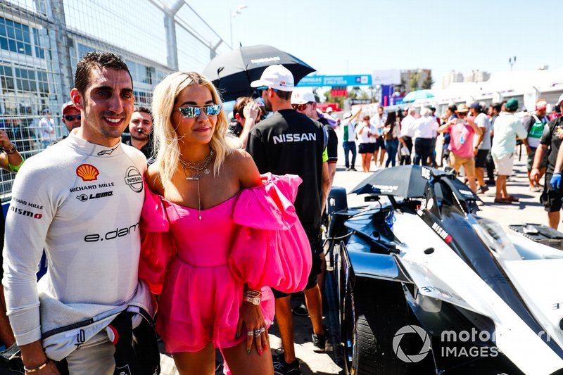 Sébastien Buemi, Nissan e.Dams, con la cantante Rita Ora, in griglia di partenza