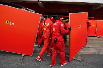 Ferrari-monteurs met schermen