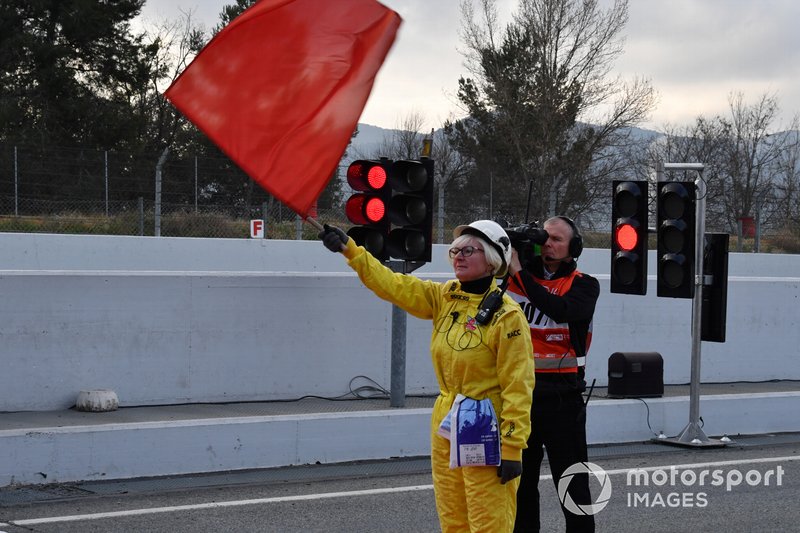 Un marshal sventola la bandiera rossa