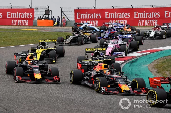 Sebastian Vettel, Ferrari SF90, Max Verstappen, Red Bull Racing RB15, Pierre Gasly, Red Bull Racing RB15, Daniel Ricciardo, Renault F1 Team R.S.19, Nico Hulkenberg, Renault F1 Team R.S. 19, Sergio Perez, Racing Point RP19, y el resto de la parrilla al inicio