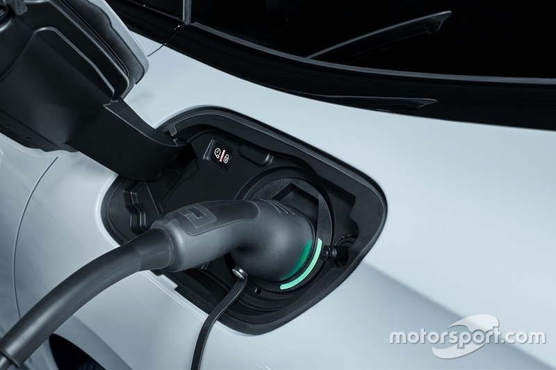Peugeot 508 SW з двигуном Plug-in Hybrid