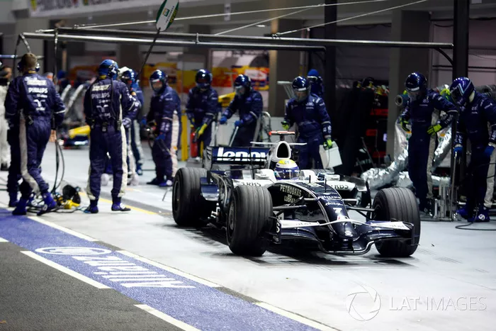 Nico Rosberg, Williams FW30, fait un arrêt au stand