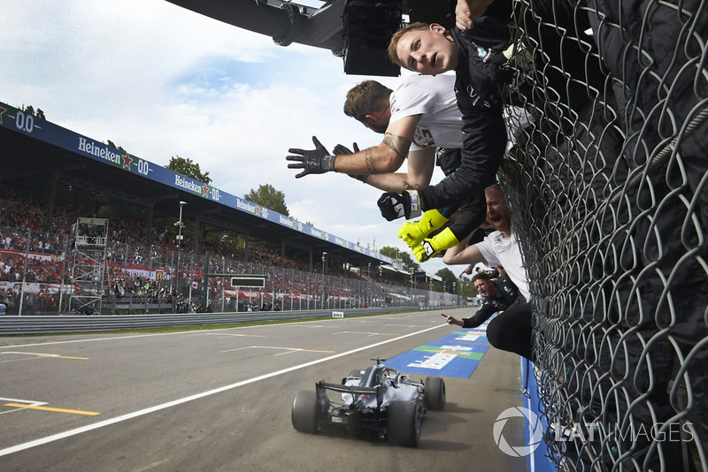 Lewis Hamilton – bandeira quadriculada