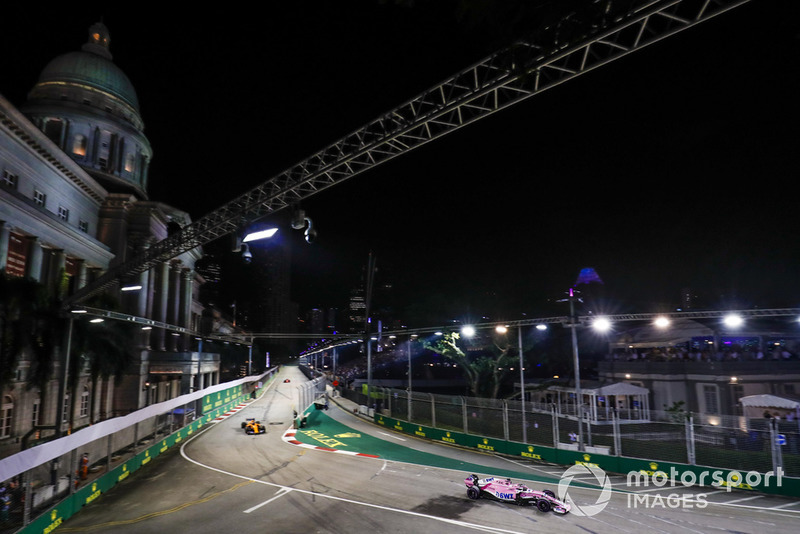 Sergio Perez, Racing Point Force India VJM11, precede Stoffel Vandoorne, McLaren MCL33