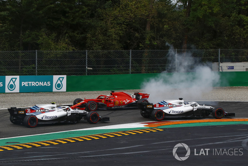 Sebastian Vettel, Ferrari SF71H, po piruecie i kontakcie z Lewisem Hamiltonem, Mercedes AMG F1 W09, omijają go Lance Stroll, Williams FW41, oraz Siergiej Sirotkin, Williams FW41 