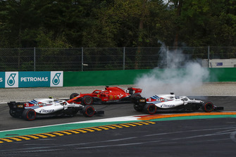 Sebastian Vettel, Ferrari SF71H spint na touche met Lewis Hamilton, Mercedes AMG F1 W09 terwijl Lance Stroll, Williams FW41, Sergey Sirotkin, Williams FW41 passeren