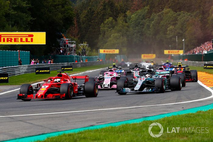 Sebastian Vettel, Ferrari SF71H, por delante de Lewis Hamilton, Mercedes AMG F1 W09, Esteban Ocon, Racing Point Force India VJM11, and Sergio Perez, Racing Point Force India VJM11, en la primera vuelta