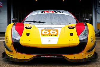 #66 JMW Motorsport Ferrari F488 GTE: Liam Griffin, Alex MacDowall, Miguel Molina