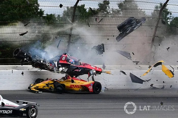 El accidente entre Robert Wickens, Schmidt Peterson Motorsports Honda, James Hinchcliffe, Schmidt Peterson Motorsports Honda, Ryan Hunter-Reay, Andretti Autosport Honda, Pietro Fittipaldi, Dale Coyne Racing Honda 