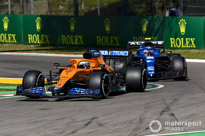 Daniel Ricciardo, McLaren MCL35M, Esteban Ocon, Alpine A521