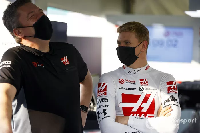 Mick Schumacher ajustando su asiento de Haas F1 