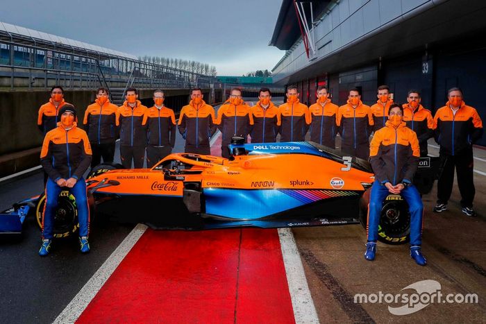 Lando Norris, Daniel Ricciardo, with the McLaren MCL35M and the team