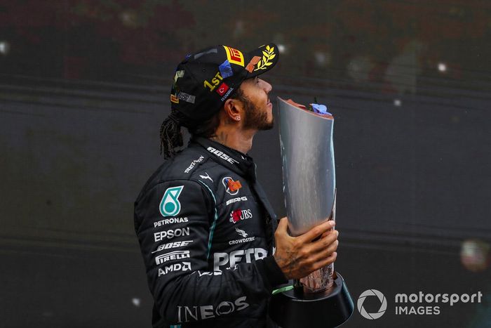 Podio: ganador y campeón del mundo Lewis Hamilton, Mercedes-AMG F1