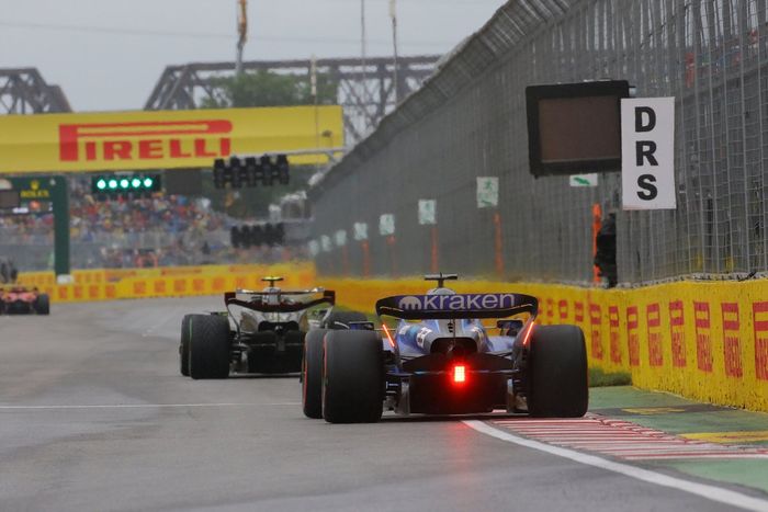 Lewis Hamilton, Mercedes F1 W14, Alex Albon, Williams FW45