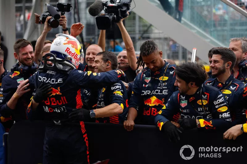 Max Verstappen, Red Bull Racing, 1° posizione, festeggia con il suo team all'arrivo in Parco Chiuso