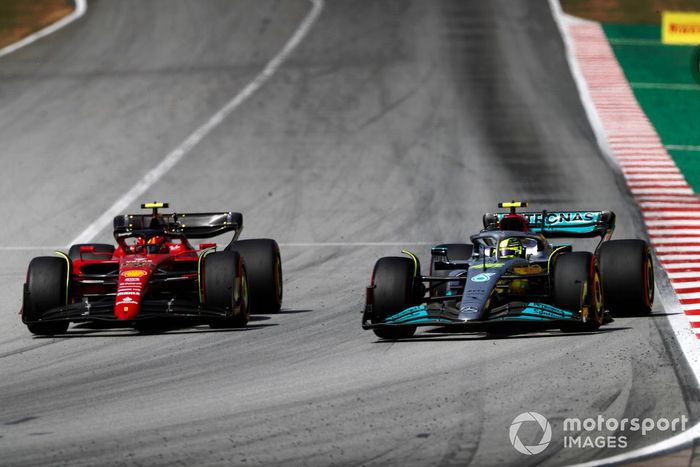 Lewis Hamilton, Mercedes W13, adelanta a Carlos Sainz, Ferrari F1-75 