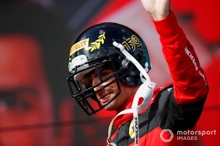 Podio: tercer lugar Carlos Sainz, Ferrari con un casco de la NFL