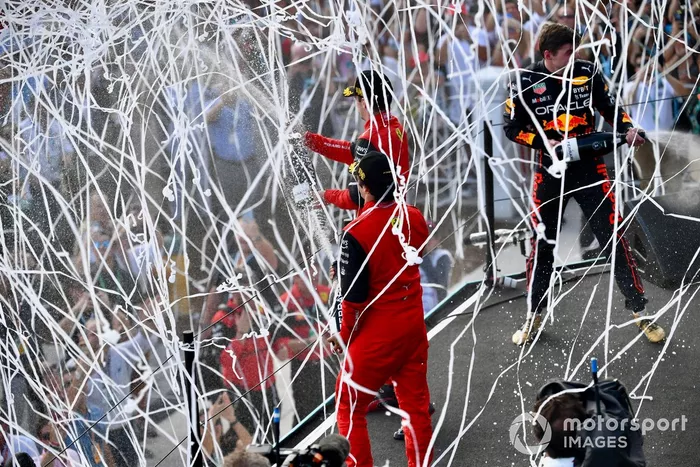 Podio: segundo lugar Charles Leclerc, Ferrari, ganador Max Verstappen, Red Bull Racing, tercer lugar Carlos Sainz, Ferrari