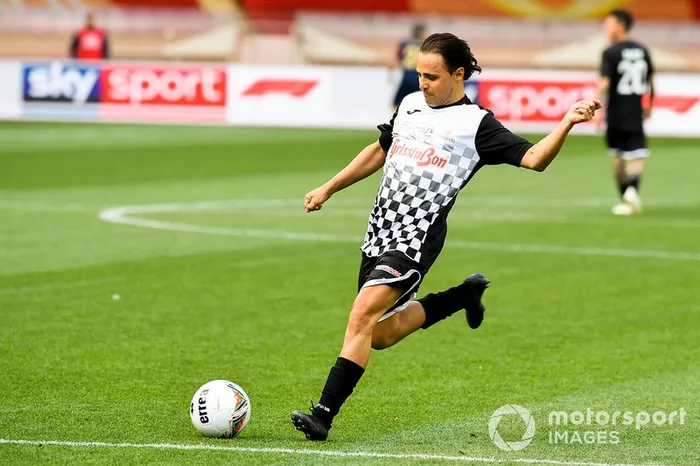 Felipe Massa jugando a fútbol